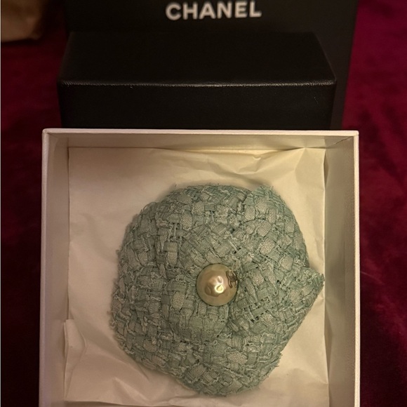 CHANEL 14C Mint Green‎ Tweed Camellia Flower Brooch with Pearl CC Center & Box - Picture 9 of 10